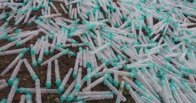Фото – В Новомосковске неизвестные устроили стихийную свалку использованных шприцев
