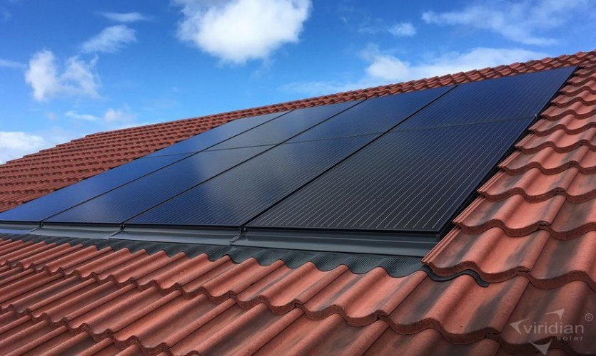 Британський виробник запускає у продаж вмонтовані в дах сонячні панелі