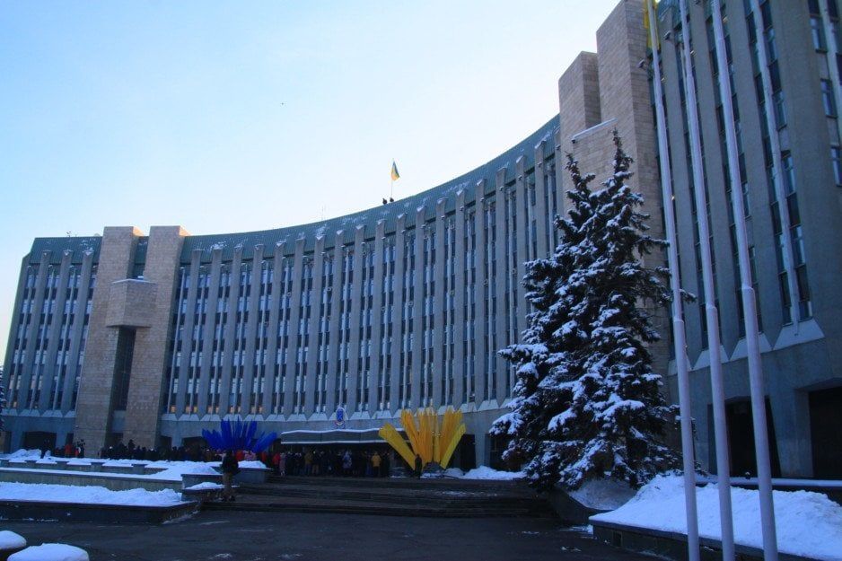 Фото – В Днепре засохли елки у мэрии: убытки составили миллионы гривен