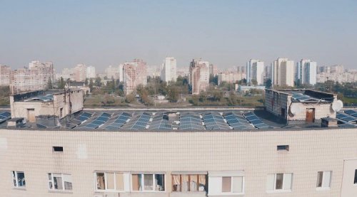 В Киеве жители многоэтажки сдали крышу дома в аренду под солнечные панели