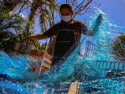 У Таїланді рештки рибальських сітей перетворюють на захисні маски від COVID-19