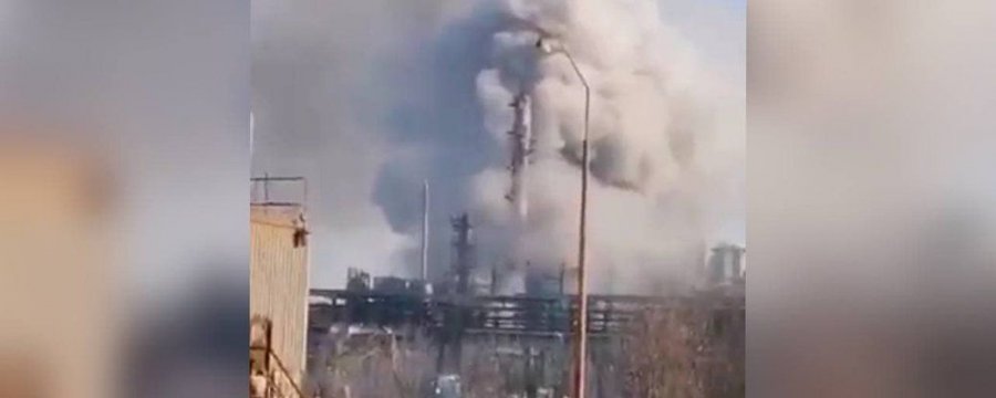 На заводе в Калуше произошел масштабный выброс химикатов: дым виден за несколько километров. Фото и видео