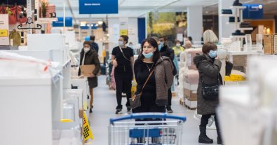 Фото – Як руками екоактивістів українські олігархи псують життя IKEA: пояснюємо на пальцях