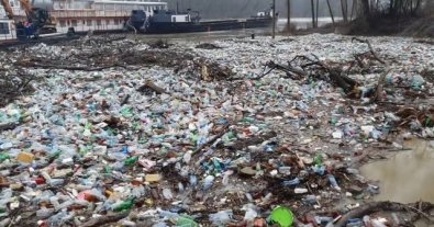 Фото – Тонни сміття із Закарпаття віднесло річкою Тисою в Угорщину. Фото та відео