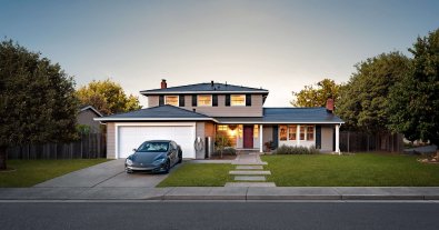 Фото – Солнечные крыши от Tesla начнут продавать в Европе и Канаде в этом году