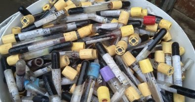 Фото – У двох областях України виявили стихійні звалища COVID-відходів. Фото і відео