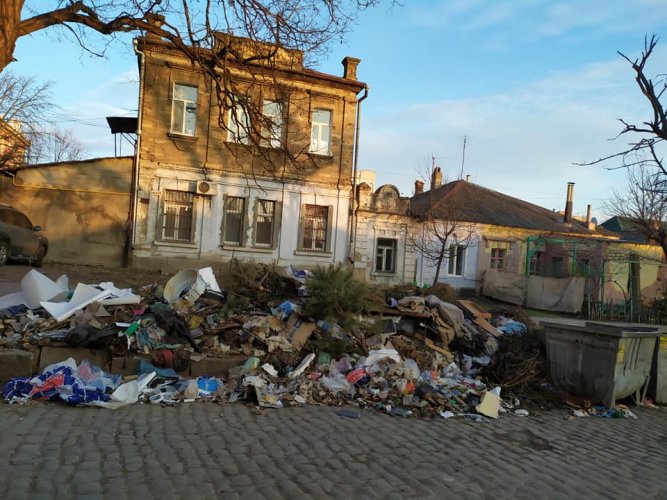 Жителі Миколаєва скаржаться на гори сміття посеред центру міста. Фото