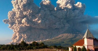 Фото – На острові Суматра в Індонезії вулкан викинув хмару вулканічного попелу на 5 кілометрів