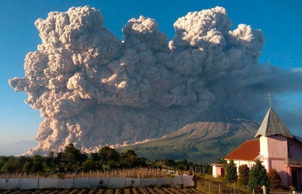 На острові Суматра в Індонезії вулкан викинув хмару вулканічного попелу на 5 кілометрів