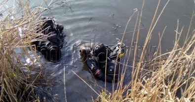 Фото – У Маріуполі річку перетворили на звалище: серед знахідок – телевізор, колонки й шафа