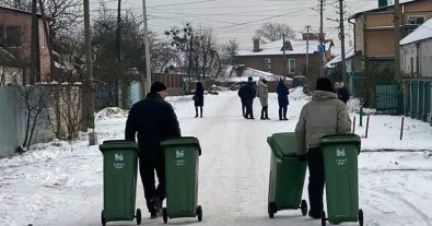Фото – У Житомирі у містян з'явилися власні сміттєві контейнери. Фото