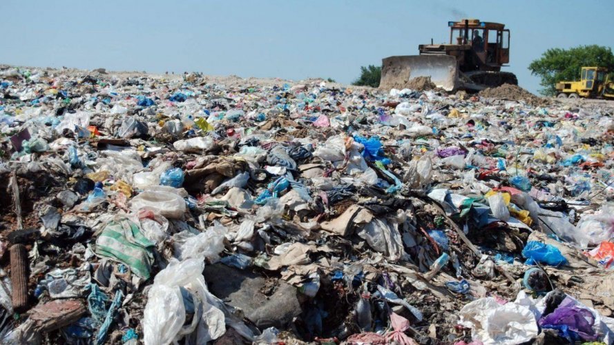 На Тернопольщине с помощью спутника обнаружили огромную свалку отходов. Фото