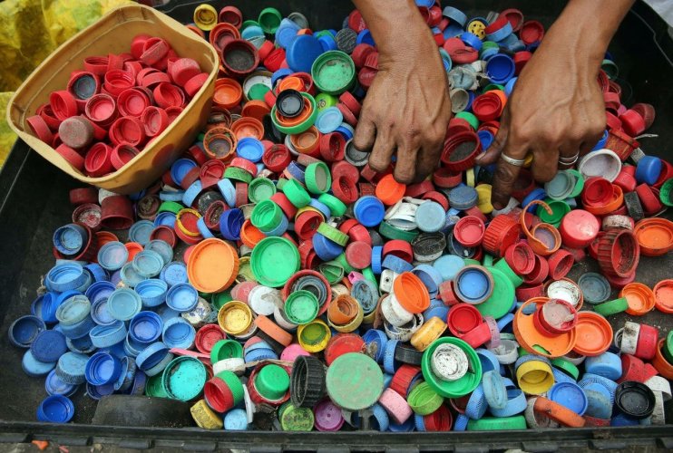 В Херсоне школьники превращают пластиковые крышечки в дизайнерские вещи