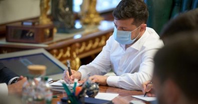 Фото – Зеленський підписав скандальний "ресурсний" закон: як зростуть податки з 1 січня