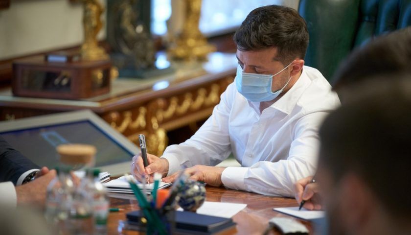 Зеленский подписал скандальный "ресурсный" закон: как возрастут налоги с 1 января