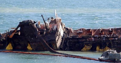 Фото – Після аварії танкера Delfi в Одесі водолази досі розчищають морське дно: відео