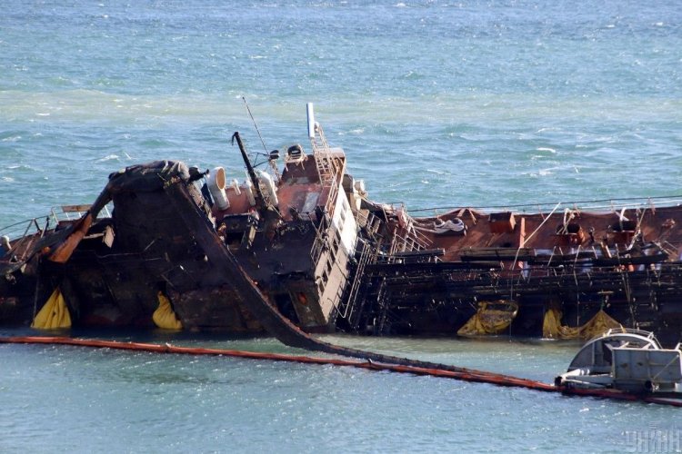После аварии танкера Delfi в Одессе водолазы до сих пор расчищают морское дно: видео