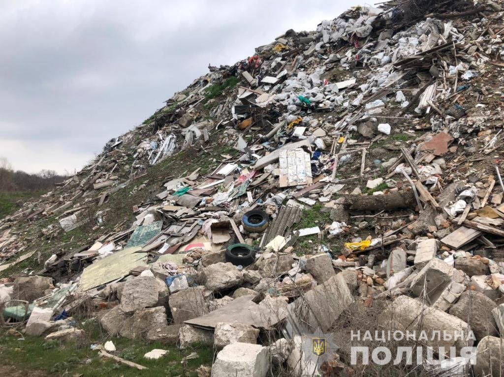 Фото – Под Днепром устроили незаконную свалку: подозревают чиновников. Фото и видео