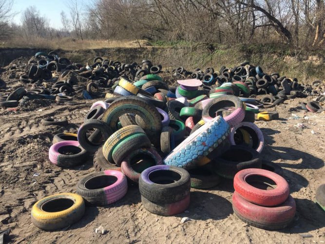 "Утилизация" по-киевски: на окраине Киева обнаружили свалку шин, которые убрали из клумб. Фото