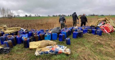 Фото – Поблизу Бучі в річку Кізку викинули небезпечні хімікати: фото та відео