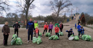 Фото – Учасники екозабігу в Новомосковську зібрали 55 кг сміття за пів години. Фото