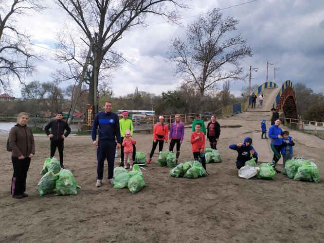 Учасники екозабігу в Новомосковську зібрали 55 кг сміття за пів години. Фото