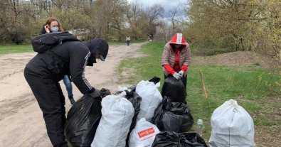 Фото – Активісти на березі озера Синятин у Києві зібрали 10 тонн сміття