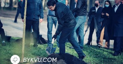 Фото – Нардепы под Верховной Радой высадили деревья. Фотофакт