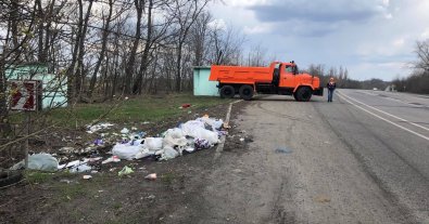 Фото – На Харківщині з узбіч доріг прибрали 400 тонн сміття. Фото
