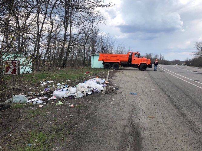 На Харьковщине с обочин дорог убрали 400 тонн мусора. Фото