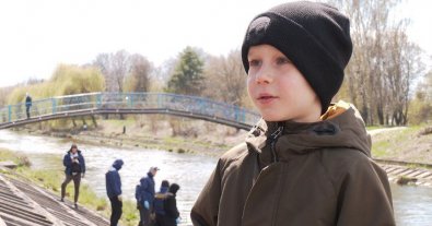 Фото – Семирічний хлопчик у Рівному разом із батьками прибрав річку від сміття: фото