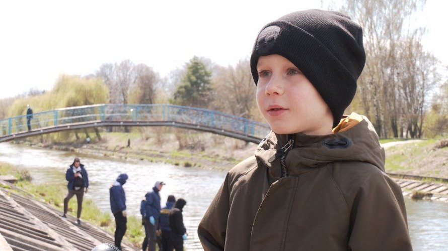 Семилетний мальчик в Ровно вместе с родителями убрал реку от мусора: фото