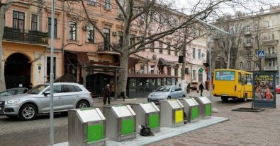 Фото – В Одесі встановили сміттєві баки з інтернетом та сонячними панелями: фото і відео