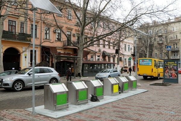 В Одесі встановили сміттєві баки з інтернетом та сонячними панелями: фото і відео 