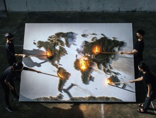 Карту світу з 50 тисяч сірників підпалили для нового випуску Time. Фото та відео