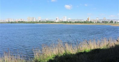 Фото – У Києві активісти підняли тривогу через незаконну забудову озера Вирлиця. Відео