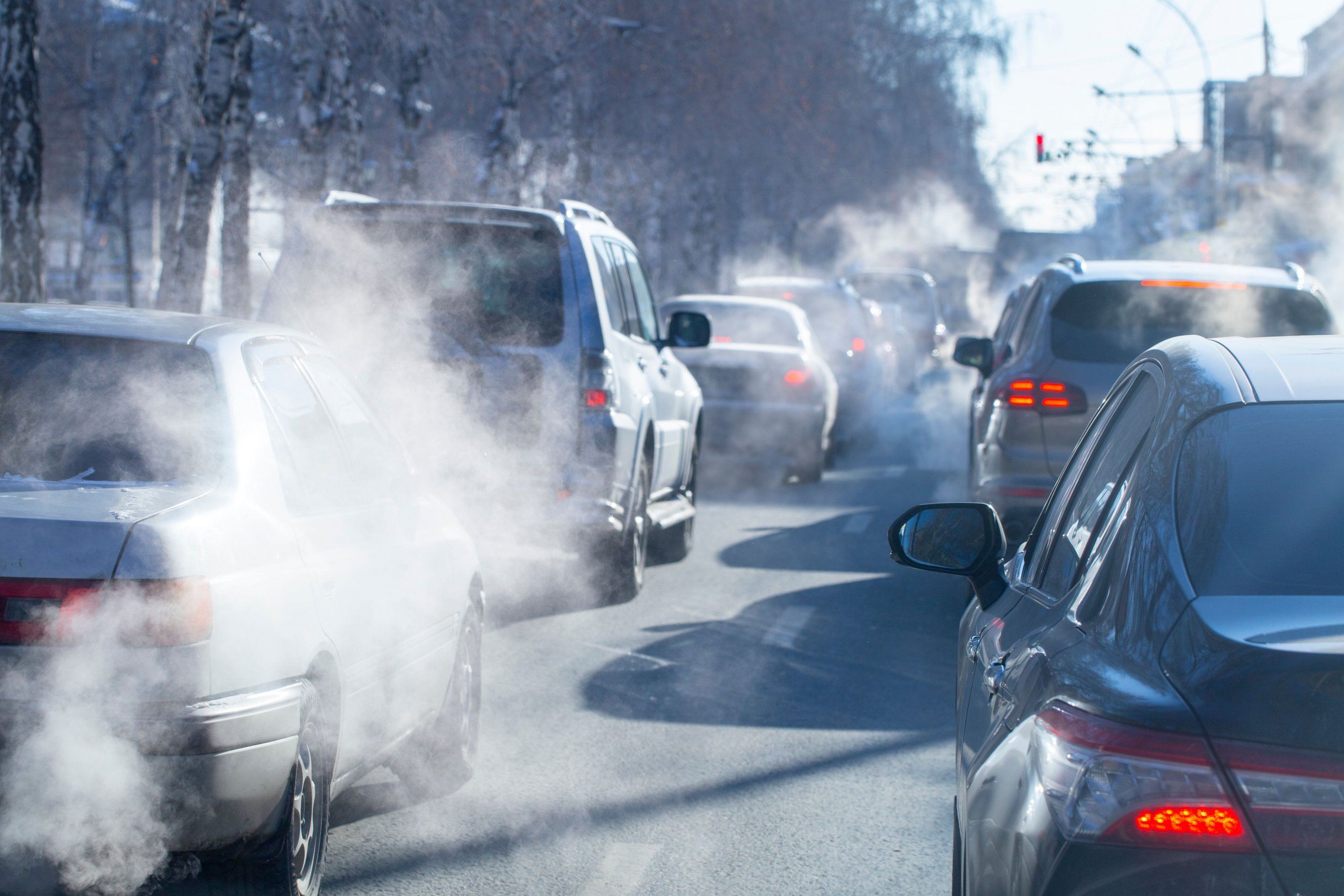 Выбросы двигателей автомобиля. Выхлопы автомобилей. Загрязнение воздуха. Загрязнение воздуха машинами. Машины загрязняют воздух.