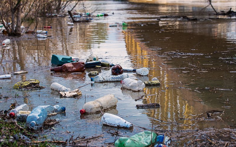 В Харькове мусор с реки Уды “до отказа” заполнил уловитель Trash Killer