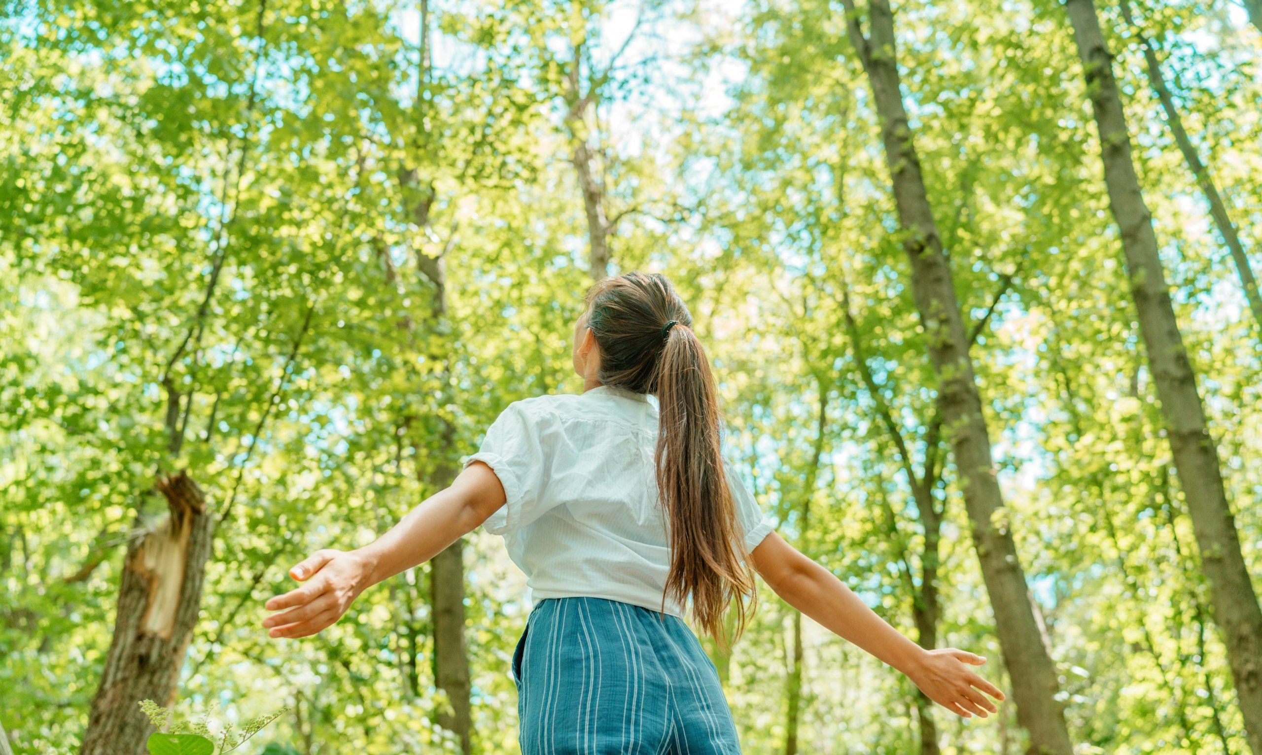 Fresh air. Дыхание в лесу. Счастливая девушка в лесу. Счастливый лес. Подросток радостный в лесу.