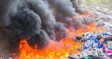 Фото – Под Харьковом третий день горит свалка возле жилых домов