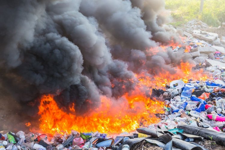 Під Харковом третій день горить сміттєзвалище біля житлових будинків