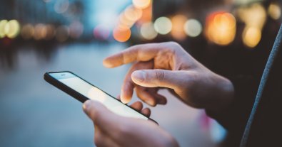 Фото – Українцям пояснили, чому в жодному разі не можна викидати смартфон у сміття