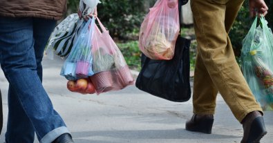 Фото – Британцы стали меньше покупать пластиковые пакеты не ради экологии