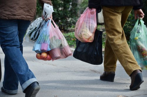 Британцы стали меньше покупать пластиковые пакеты не ради экологии
