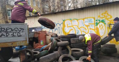 Фото – Появилось видеодоказательство преступления коммунальщиков, которые собирали покрышки в Киеве