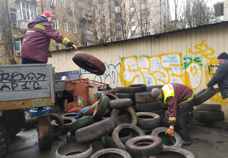 Фото – З’явився відеодоказ злочину комунальників, які збирали покришки в Києві