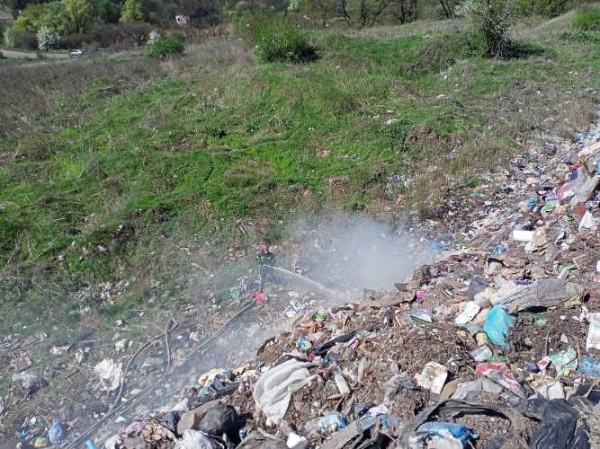 На Донбассе вспыхнул пожар на мусорном полигоне