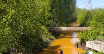 Фото – Річка Либідь у Києві стала жовтою. Фотофакт