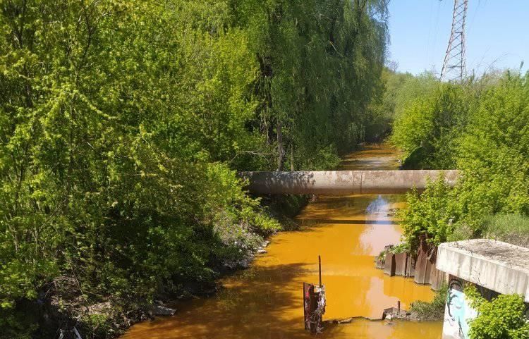 Река Лыбидь в Киеве стала желтой. Фотофакт