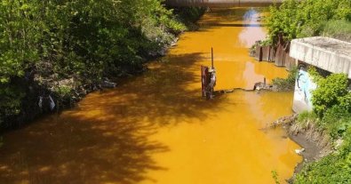 Фото – Ядовито-желтая река Лыбидь: стало известно, что показал анализ проб воды